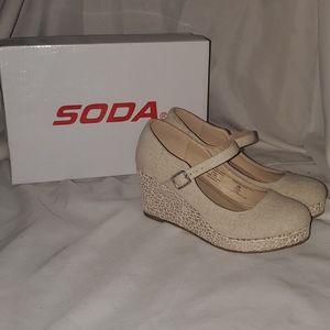 Like new buckle wedges